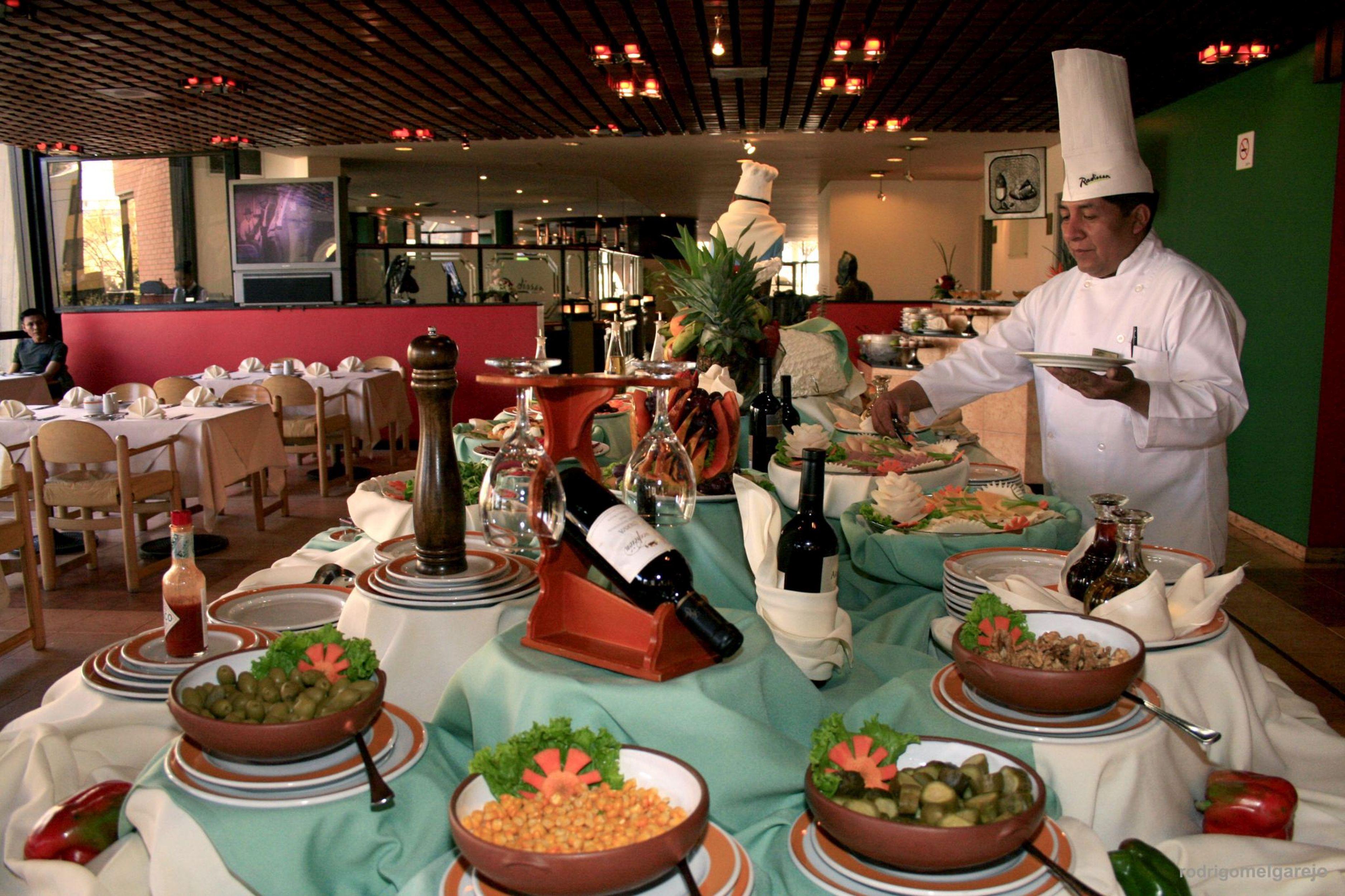 Real Plaza Hotel & Convention Center La Paz Restoran gambar